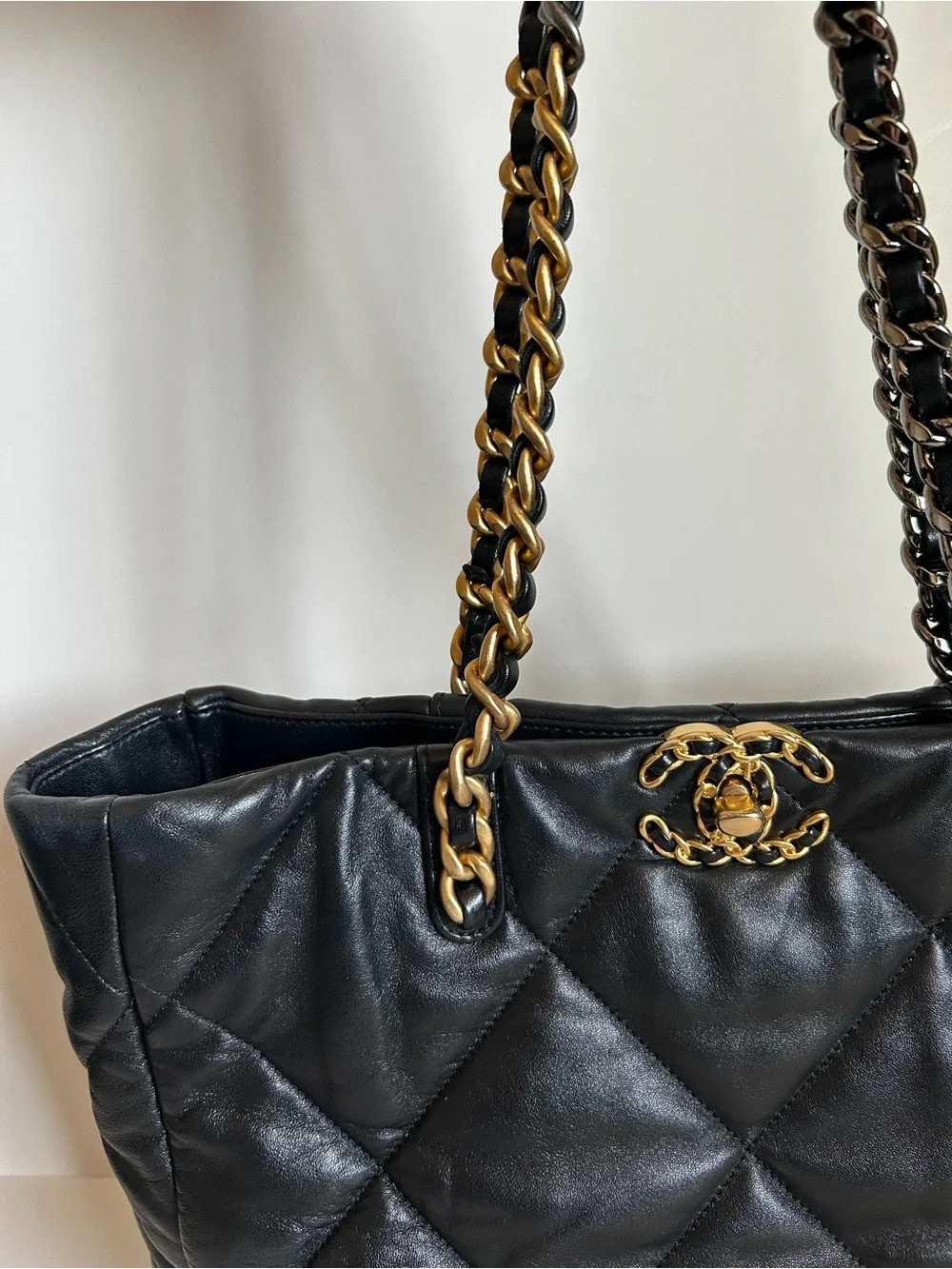CHANEL Black Quilted Leather Shoulder Bag with Gold Chain CC
